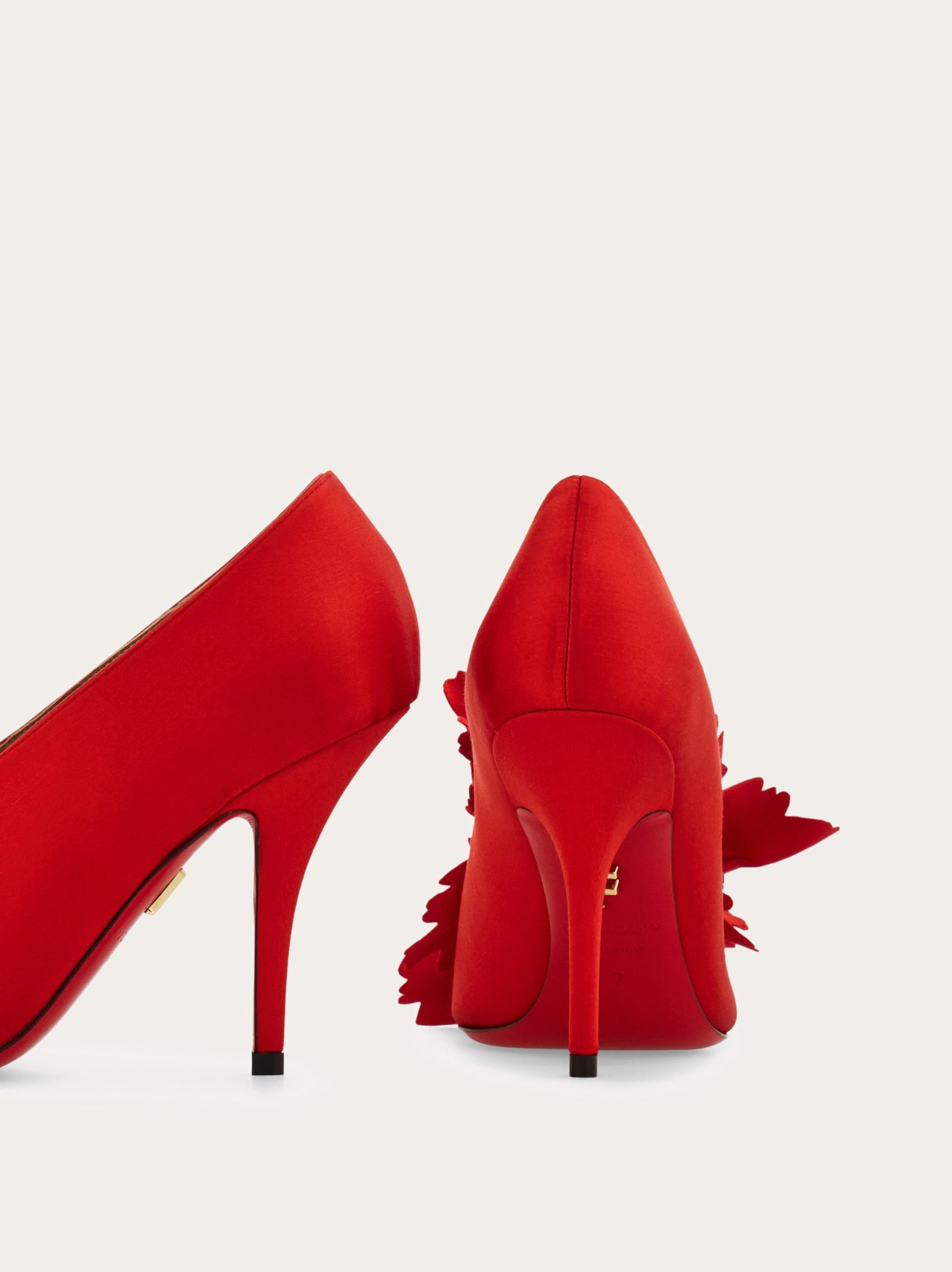 Ferragamo Flower embellished high heel pump - Image 6